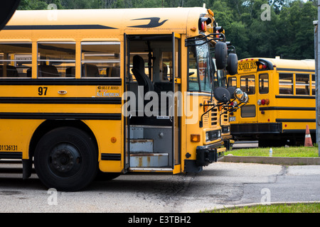 Leeren Sie Schulbusse auf einem Parkplatz geparkt, Stockfoto