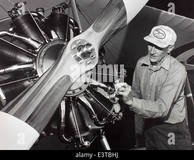 Die Nieuport 11 war ein französisches zweiflügeliges Kampfflugzeug, das während des Ersten Weltkriegs eingesetzt wurde. Bekannt für sein leichtes Design und seine Agilität spielte sie eine wichtige Rolle in Luftkämpfen während des Krieges, vor allem beim französischen Luftdienst. Stockfoto