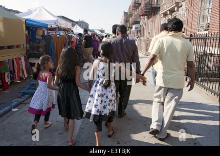 Vater und Töchter verlassen Straße Messe in kleinen Bangladesch in die Kensington-Abschnitt von Brooklyn, NY, 2014. Stockfoto