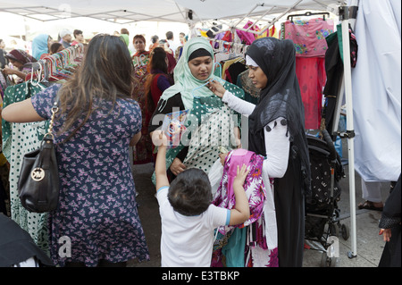 Frauen Einkaufen am Strassenfest in "Little Bangladesch" im Abschnitt "Kensington" von Brooklyn, NY, 2014. Stockfoto