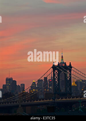New York, NY, USA. 28. Juni 2014. Manhattan Bridge Rahmen das Empire State Building beleuchtet in Regenbogenfarben, New York City Pride Week zu markieren. Bildnachweis: Joseph Reid/Alamy Live-Nachrichten Stockfoto