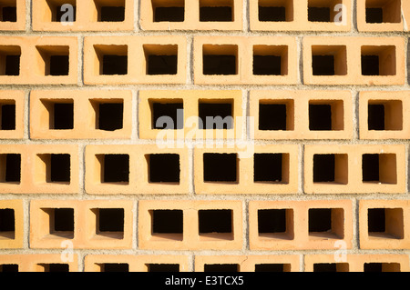 Full-Frame nehmen eine unvollendete Mauer aus mit Betonsteinen Stockfoto