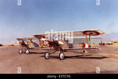 Die Nieuport 11, auch bekannt als „Bébé“, war ein französischer Doppeldecker, der während des Ersten Weltkriegs eingesetzt wurde. Ihre geringe Größe und Beweglichkeit machten sie zu einem wichtigen Vorteil für Luftkämpfe, insbesondere in den Händen französischer Asse während des Krieges. Stockfoto