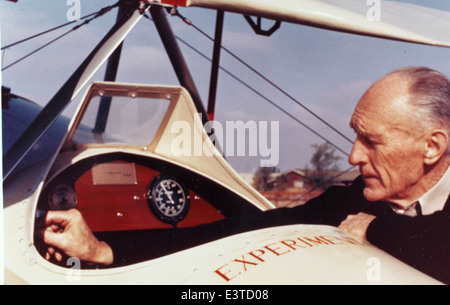 Die Nieuport 11 war ein französischer Doppeldecker, der während des Ersten Weltkriegs eingesetzt wurde. Sie war bekannt für seine Manövrierfähigkeit, spielte aber eine entscheidende Rolle in Luftkämpfen und war ein bedeutender Fortschritt in der frühen militärischen Luftfahrt. Stockfoto