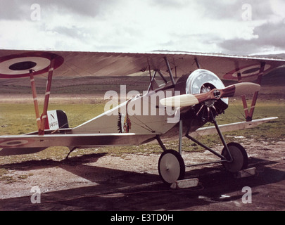 Die Nieuport 11 war ein französisches Doppeldecker, das während des Ersten Weltkriegs hauptsächlich als Kampfflugzeug eingesetzt wurde. Er war bekannt für sein leichtes Design und seine Agilität, was ihn zu einem gewaltigen Gegner in Hundeschichten machte. Stockfoto
