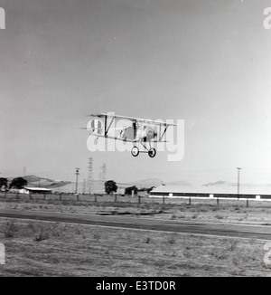 Die Nieuport 11, ein französischer Doppeldecker, wurde während des Ersten Weltkriegs eingesetzt. Sie war eines der ersten Flugzeuge, das mit einem Synchrongetriebe ausgestattet war, um durch den Propeller zu feuern, was sie zu einem Schlüsselflugzeug im frühen Luftkampf machte. Stockfoto