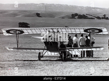 Die Nieuport 11, ein französischer Doppeldecker aus dem Ersten Weltkrieg, war bekannt für seine Agilität und spielte eine Schlüsselrolle im Luftkampf des Krieges. Sie wurde von den Alliierten sowohl für Aufklärungs- als auch für Kampfflugzeuge während des Konflikts genutzt. Stockfoto