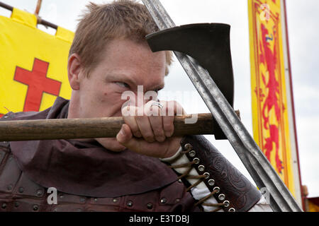 Stirling 28. Juni 2014. Mark Donaldson bei der Nachstellung der Schlacht von Bannockburn. Tausende von Menschen haben für ein Wochenende voller Reenactments und historischen Nachbildungen herausstellte.  Die Schlacht war ein schottischer Sieg in der ersten schottischen Unabhängigkeitskrieg.  Stirling Castle, schottische königliche Festung, von den Engländern besetzt war unter Belagerung durch die schottische Armee. Edward II von England montiert eine Kraft, es zu lindern, die fehlgeschlagen, und seine Armee wurde besiegt Schlacht durch eine kleinere Armee unter dem Kommando von Robert der Bruce of Scotland. Stockfoto