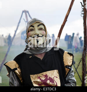 Stirling am 28. Juni 2014. Markieren Donaldson, das Tragen eines anonymen Maske in der Schlacht von Bannockburn Re-enactment. Tausende von Menschen haben sich für ein Wochenende der Re-enactments und historischen Nachbildungen. Die Schlacht war ein schottischer Sieg im ersten Krieg der schottischen Unabhängigkeit. Stirling Castle, eine Schottische königliche Festung, von den Engländern besetzt, wurde unter Belagerung durch die schottische Armee. Eduard II. von England montiert eine Kraft, um es zu entlasten, die fehlgeschlagen, und seine Armee in der Schlacht von einer kleineren Armee von Robert the Bruce von Schottland geboten besiegt. Stockfoto