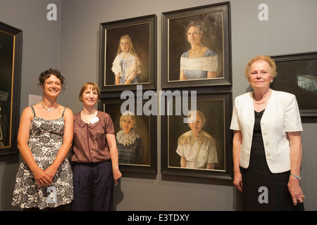 Presse-Preview des BP Portrait Award 2014 in der National Portrait Gallery, Künstlerin Sophie Ploeg mit zwei ihrer Modelle. Stockfoto