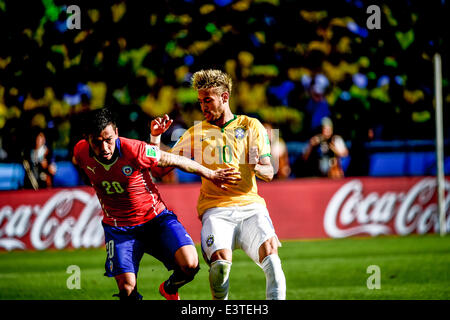 Belo Horizonte, Minas Gerais, Brasilien. 28. Juni 2014. Charles Aranguiz (20) und Neymar (10) das Spiel #49 für die Runde der letzten 16, von der WM 2014 zwischen Brasilien und Chile, Samstag, 28. Juni in Belo Horizonte Credit: Gustavo Basso/NurPhoto/ZUMAPRESS.com/Alamy Live News Stockfoto