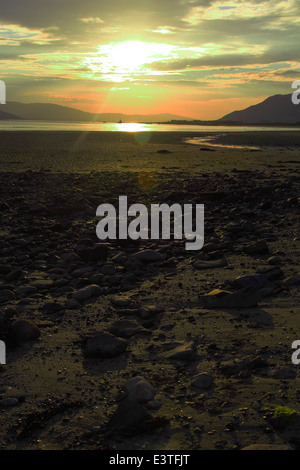 Sonnenuntergang auf Carlingford Lough mit Blick von Cranfield Beach in Richtung Carlingford, County Down, Nordirland Stockfoto