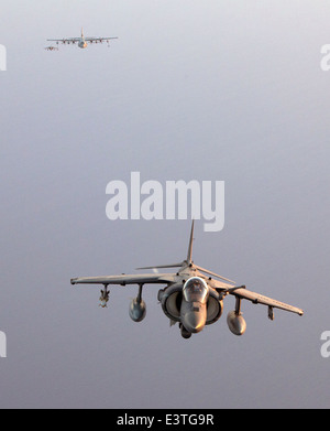 Ein Kampfflugzeug der US Marine Corps AV-8 b Harrier II fliegt über das Mittelmeer 19. Juni 2014. Stockfoto