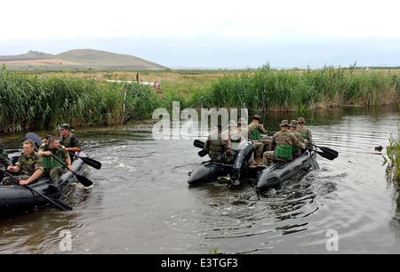 US-Marines und Rumänisch Segler Strand Aufklärung während gemeinsame Übungen 18. Juni 2014 in Rumänien durchführen. Stockfoto