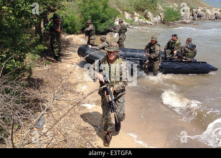 US-Marines und Rumänisch Segler Strand Aufklärung während gemeinsame Übungen 18. Juni 2014 in Rumänien durchführen. Stockfoto