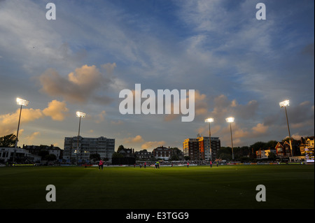 Flutlicht Cricket match zwischen Sussex Haie und Middlesex Panthers in der T20 Blast-Wettbewerb in Hove Stockfoto