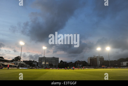 Flutlicht Cricket match zwischen Sussex Haie und Middlesex Panthers in der T20 Blast-Wettbewerb in Hove Stockfoto