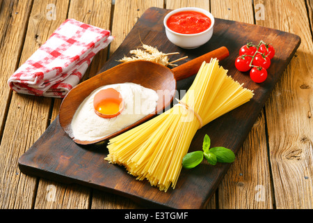 Getrocknete Spaghetti, Tomatenmark und anderen Zutaten Stockfoto