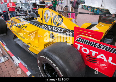 Northampton, UK. 29. Juni 2014. Die Stadt feiert 50 Jahre des britischen Grand Prix in Silverstone. Formel 1-Fans genießen Aktivitäten in Abington Street und dem Marktplatz zwischen 10:00-16:00, einschließlich Boxenstopp Herausforderungen, Simulatoren, F1-Autos auf dem Display. Mercedes AGM Petronas F1 Team Display in der Market Square Credit: Keith J Smith. / Alamy Live News Stockfoto