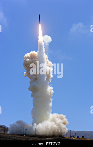 US Missile Defense Agency Raketenstarts Flight Test 06b Ground-Based Interceptor 22. Juni 2014 in Vandenberg Air Force Base in Kalifornien. Stockfoto