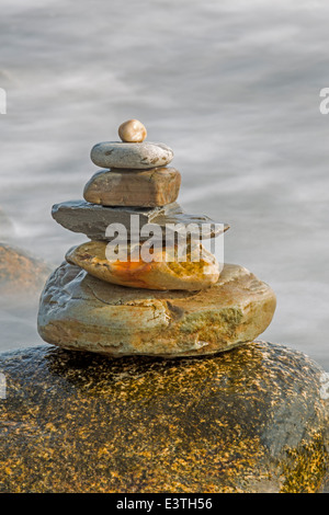 Cairn auf dem Strand, Schweden Stockfoto