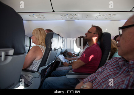 Passagieren sitzende an Bord Thomson Charter Flugzeug - UK Stockfoto