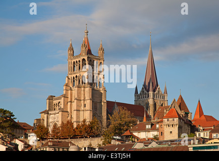 Alte Kathedrale in Lausanne, dominieren das Stadtbild Stockfoto