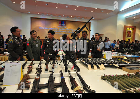 Bangkok, Thailand. 29. Juni 2014. Thailändische Polizisten untersuchen Waffen beschlagnahmt bei einer Razzia vom 22. Mai bis Juni 25 auf einer Pressekonferenz in Bangkok, Thailand, 29. Juni 2014. Seit dem Putsch am 22. Mai führte das Militär ein Durchgreifen auf Verbrechen im Rahmen welcher Befehlshaber der Armee General Prayuth Chan-Ocha als eine Moral-Reinigung für die thailändische Gesellschaft beschrieben. © Rachen Sageamsak/Xinhua/Alamy Live-Nachrichten Stockfoto