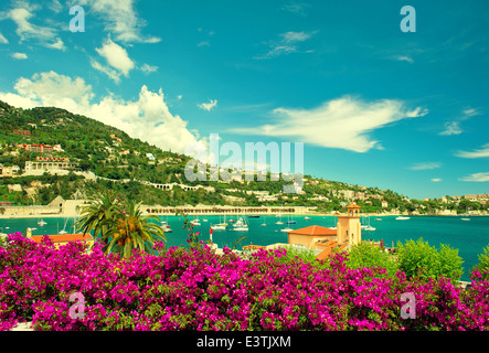 französische Blume Küste, Blick auf kleine Stadt Villefranche-Sur-Mer in der Nähe von Nizza und Monaco. Retro-Stil getönten Bild Stockfoto