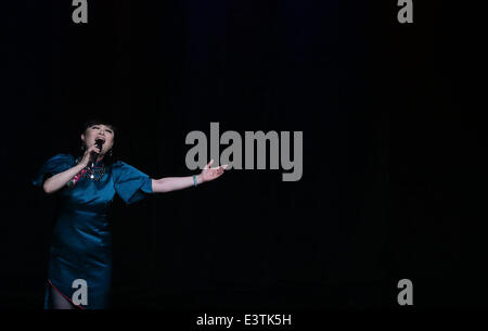 Frankfurt am Main, Deutschland. 28. Juni 2014. Han Yanwen singt ein Lied namens "Mein Vaterland" in Offenbach, Deutschland, 28. Juni 2014. Eine handelnde Gruppe unter der Leitung von Jiang Kun, Vorsitzender der chinesischen Quyi Artists Association, inszenierte hier einen Auftritt am Samstag, zieht mehr als 800 Zuschauer. © Luo Huanhuan/Xinhua/Alamy Live-Nachrichten Stockfoto