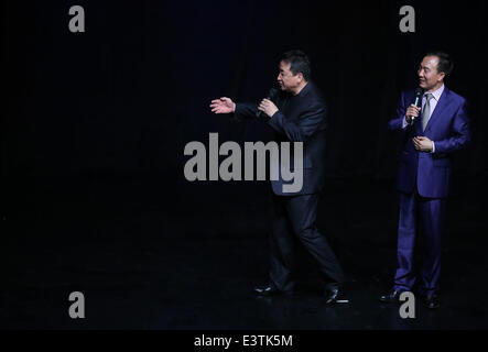 Frankfurt am Main, Deutschland. 28. Juni 2014. Jiang Kun (L) und Dai Zhicheng führen nachgerückten (auch bekannt als Übersprechen Comic-Dialog) in Offenbach, Deutschland, 28. Juni 2014. Eine handelnde Gruppe unter der Leitung von Jiang Kun, Vorsitzender der chinesischen Quyi Artists Association, inszenierte hier einen Auftritt am Samstag, zieht mehr als 800 Zuschauer. © Luo Huanhuan/Xinhua/Alamy Live-Nachrichten Stockfoto