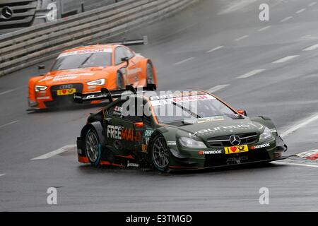 Nürnberg, Deutschland. 29. Juni 2014. HANDOUT - ein Handout Bild zur Verfügung gestellt von Jürgen Hahn/ITR/Dpa zeigt kanadischen Fahrer Robert Wickens (freier Mann Welt Mercedes AMG) in Aktion vor britischen Fahrer Jamie Green (Audi Sport Team Rosberg) bei der DTM, Deutsche Tourenwagen Masters Rennen auf dem Norisring in Nürnberg, 29. Juni 2014. Wickens gewann das Rennen. Bildnachweis: Dpa/Alamy Live-Nachrichten Stockfoto