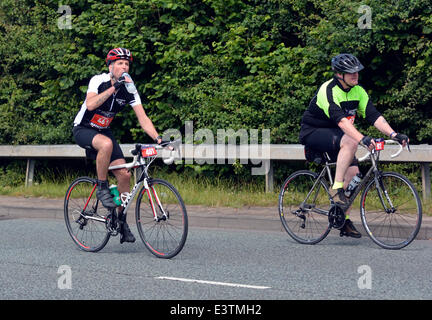 Manchester, UK nehmen 29. Juni 2014 Tausende von Radfahrern an der großen Fahrradtour in Manchester Teil. Die Veranstaltung ist offen für Radfahrer aller Fähigkeiten, die beschließen, eine 13, 26 oder 52 Meile verkehrsfreien natürlich Zyklus beginnt und endet bei der Etihad-Campus, Heimat von Manchester City Football Club und Old Trafford, Manchester Uniteds Boden vorbei. Viele sind mit dem Rad zur für verschiedene karitative Zwecke. Großen Zyklus Fahrt Manchester, UK Stockfoto