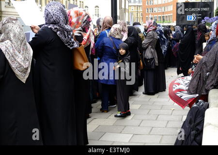 London, UK. 29. Juni 2014. Muslimische Demonstranten versammelten sich vor der saudischen Botschaft mit Bannern für "Alle Menschen gegen den Terrorismus". Sie glauben, dass die Saudis des Terrorismus Finanzierung sind und gegen den islamischen Extremismus protestieren. Bildnachweis: Rachel Megawhat/Alamy Live-Nachrichten Stockfoto