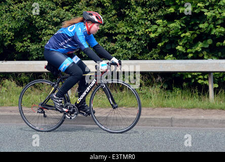 Manchester, UK nehmen 29. Juni 2014 Tausende von Radfahrern an der großen Fahrradtour in Manchester Teil. Die Veranstaltung ist offen für Radfahrer aller Fähigkeiten, die beschließen, eine 13, 26 oder 52 Meile verkehrsfreien natürlich Zyklus beginnt und endet bei der Etihad-Campus, Heimat von Manchester City Football Club und Old Trafford, Manchester Uniteds Boden vorbei. Viele sind mit dem Rad zur für verschiedene karitative Zwecke. Großen Zyklus Fahrt Manchester, UK Stockfoto