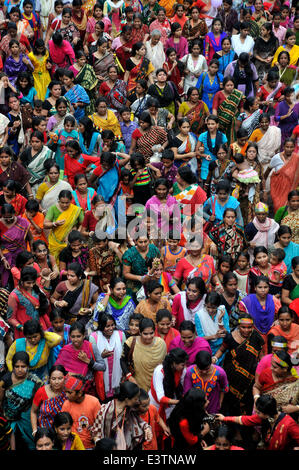 Dhaka, Bangladesch. 29. Juni 2014. Bangladeshi Hindu Menschen besuchen eine große Kundgebung anlässlich des Rath Yatra oder das Chariot-Festival in Dhaka, Bangladesch, 29. Juni 2014. Bildnachweis: Shariful Islam/Xinhua/Alamy Live-Nachrichten Stockfoto