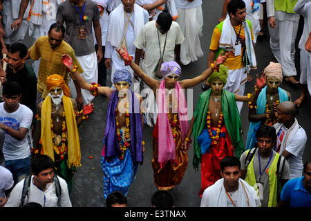 Dhaka, Bangladesch. 29. Juni 2014. Bangladeshi Hindu Menschen besuchen eine große Kundgebung anlässlich des Rath Yatra oder das Chariot-Festival in Dhaka, Bangladesch, 29. Juni 2014. Bildnachweis: Shariful Islam/Xinhua/Alamy Live-Nachrichten Stockfoto