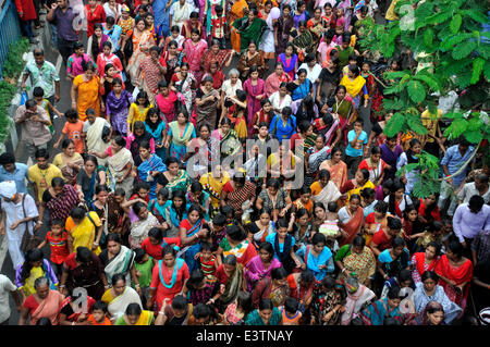 Dhaka, Bangladesch. 29. Juni 2014. Bangladeshi Hindu Menschen besuchen eine große Kundgebung anlässlich des Rath Yatra oder das Chariot-Festival in Dhaka, Bangladesch, 29. Juni 2014. Bildnachweis: Shariful Islam/Xinhua/Alamy Live-Nachrichten Stockfoto