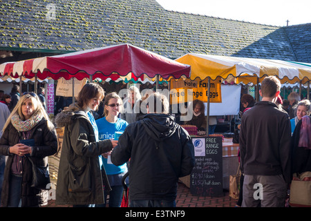 Award Gewinner Stroud Bauernmarkt am Samstagmorgen, Gloucestershire, UK Stockfoto