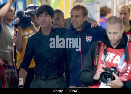 Recife, Brasilien. 26. Juni 2014. Joachim Loew (Deutschland) und USA-Trainer Jürgen Klinsmann (USA) gehen gemeinsam in die WM-Gruppe G vorläufige Vorrundenspiel zwischen den USA und Deutschland bei Arena Pernambuco in Recife, Brasilien, 26. Juni 2014. Bildnachweis: Aktion Plus Sport/Alamy Live-Nachrichten Stockfoto