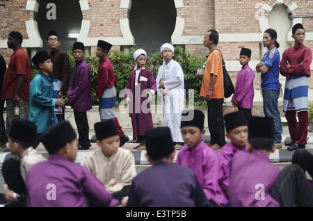 Kuala Lumpur, MALAYSIA. 29. Juni 2014. Malaysische Muslime in die Warteschlange vor dem brechen ihr Fasten am ersten Tag des heiligen Fastenmonats Ramadan in Kuala Lumpur auf 29. Juni 2014. Bildnachweis: Mohd Firdaus/NurPhoto/ZUMAPRESS.com/Alamy Live-Nachrichten Stockfoto