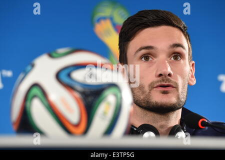 Brasilia, Brasilien. 29. Juni 2014. Frankreichs Fußball-Team Torwart Hugo Lloris spricht während einer Pressekonferenz in Brasilia, Brasilien, 29. Juni 2014. Frankreich steht vor Nigeria in einem FIFA WM 2014 rund sechzehn Match am 30. Juni 2014. Foto: Marius Becker/Dpa/Alamy Live News Stockfoto