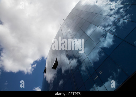 moderne Glasbauten spiegelt die schönen blauen Himmel und weiße geschwollene Wolken Stockfoto