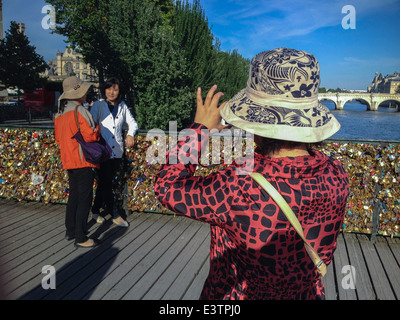 Paris, Frankreich, Japanischer Tourist, der Fotos macht, Frauen, auf der seine-Brücke, Pont des Arts mit Liebesschlössern, Feiertage, sonniger Tag Stockfoto