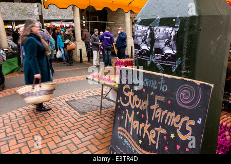 Beschäftigt Stroud Bauernmarkt am Samstag in Gloucestershire, Großbritannien Stockfoto