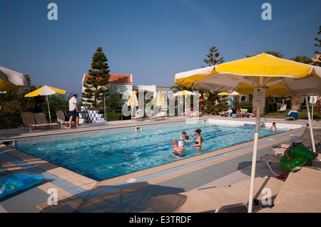 Menschen im Urlaub genießen Sie die Sonne In und rund um den Swimmingpool des Hotels Iberostar Creta Marine Panormo Kreta Stockfoto