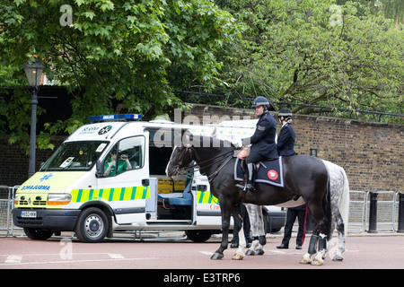 Berittene Polizisten zu Fuß die Mall London England Metropolitan Police Service Stockfoto