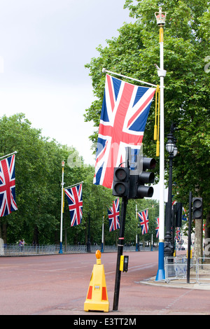 Union Jack-Flagge schmücken der Mall für die Königinnen Trooping die Farbe in London England Stockfoto