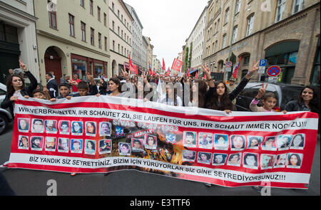 Berlin, Deutschland. 29. Juni 2014. Tausende von DemonstrantInnen Rallye anlässlich der Ermordung von Aleviten in der Türkei im Jahr 1993 in Berlin, Deutschland, 29. Juni 2014. Foto: TIM BRAKEMEIER/Dpa/Alamy Live News Stockfoto