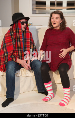 Alexander Neal und Emily Plumtree in "My Girl 2" von Barrie Keeffe im Theater Old Red Lion Pub in Islington, London Stockfoto